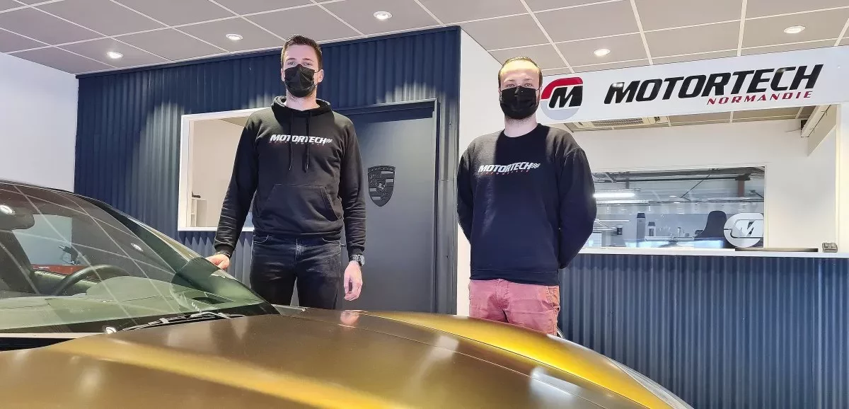 les 2 gérants de Motortech posent dans le hall d'accueil du centre de Motortech